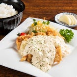 宮崎名物「チキン南蛮」。サクサクの特製衣とジューシーな鶏肉の旨みに、自家製タルタルソースが絡む魅惑の味をぜひ