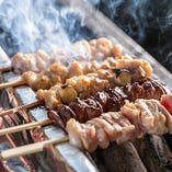 鳥取県から直送する鮮度抜群の「大山鶏の炭火串焼き」。熟練職人が、1本ずつ丁寧に串打ちし、部位ごとに焼き加減を調整し、備長炭で焼き上げます
