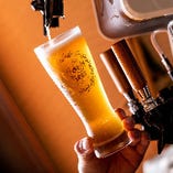 鮮度が命の生ビールは、泡3：ビール7の黄金比で注ぎ、クリーミーな泡でおいしさを閉じ込めます