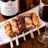 「大山鶏の炭火串焼き」は、多彩な部位が楽しめる「おまかせ串盛り」がおすすめ。日本酒はもちろん、ワインとの相性も抜群です