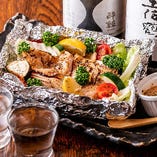 自慢の大山鶏の炭火焼と種類豊富な季節の日本酒とのマリアージュをご堪能ください