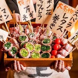 博多で人気に火が付き全国で話題の「野菜串」。野菜の瑞々しさとシャキシャキ食感を残しながら、お肉で巻いた表面はこんがり。多彩な野菜串をご用意しています