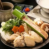 九州の味をご堪能いただける「博多水炊き」。味の決め手はコラーゲンたっぷりの白濁鶏ガラスープ。具だくさんで食べ応えのある自慢の味をぜひお試しください
