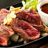 とちぎ牛赤身の深いコクと旨みが味わえる「牛さがりの鉄板焼き おろしポン酢」。ガツンとお肉を食べたい時にどうぞ