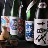 こだわりの日本酒は「新政」「獺祭」「醸し人九平次」など定番人気の銘柄から、小さな蔵元の知る人ぞ知る銘酒まで季節替わりで50種がラインナップしています