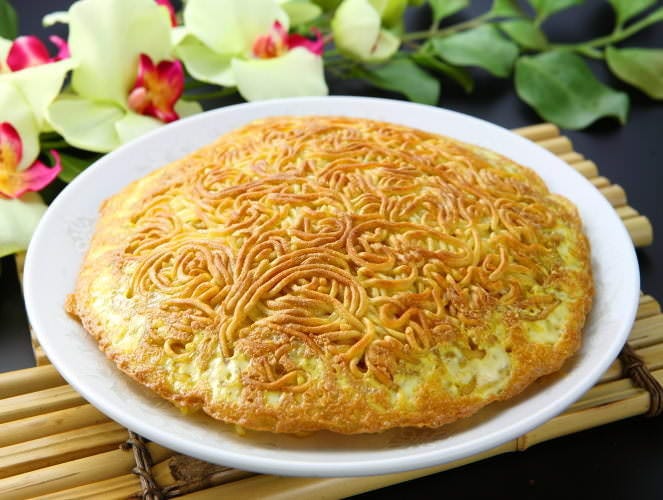 白い皿にのった梅蘭焼きそば