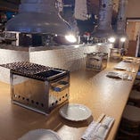 【1F】スポットに照らされた大人な雰囲気のオープンキッチンのカウンター