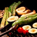 野菜は素材の良さを活かして、シンプルに炭焼き
