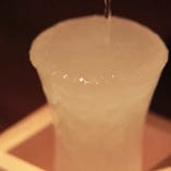 氷点下14℃の日本酒がグラスに注いだ瞬間フローズン状に！