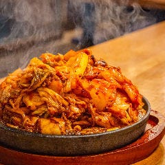 イチオシメニュー! アツアツ鉄板豚バラキムチ炒め!
