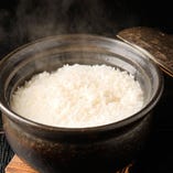 ふっくら土鍋で炊き上がった白米と自慢のお惣菜をどうぞ♪
