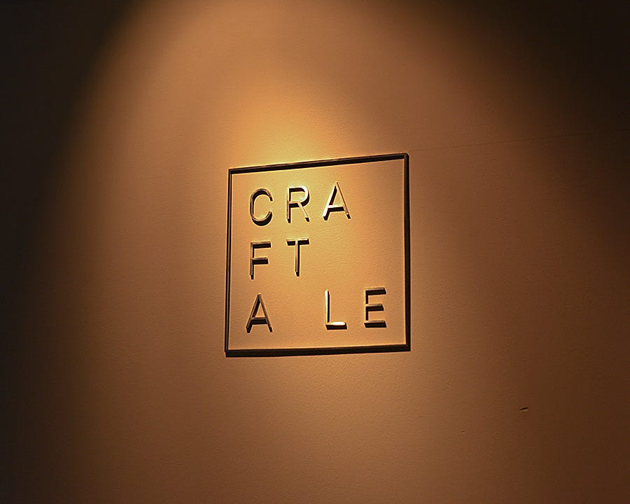 壁に配された「CRAFTALE」のロゴが入り口の目印 