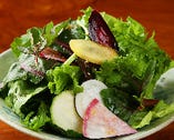 瑞々しい新鮮野菜は、名物「農園サラダ」で生の食感を楽しめる。