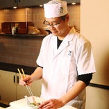 【料理長】
京都で修業後、岡山の日本料理店で10年修業