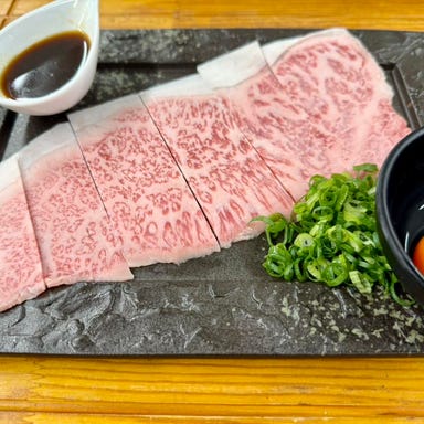 山口黒毛和牛一頭買い 焼肉・ホルモン きらめき_【名物】和牛炙りサーロインユッケ