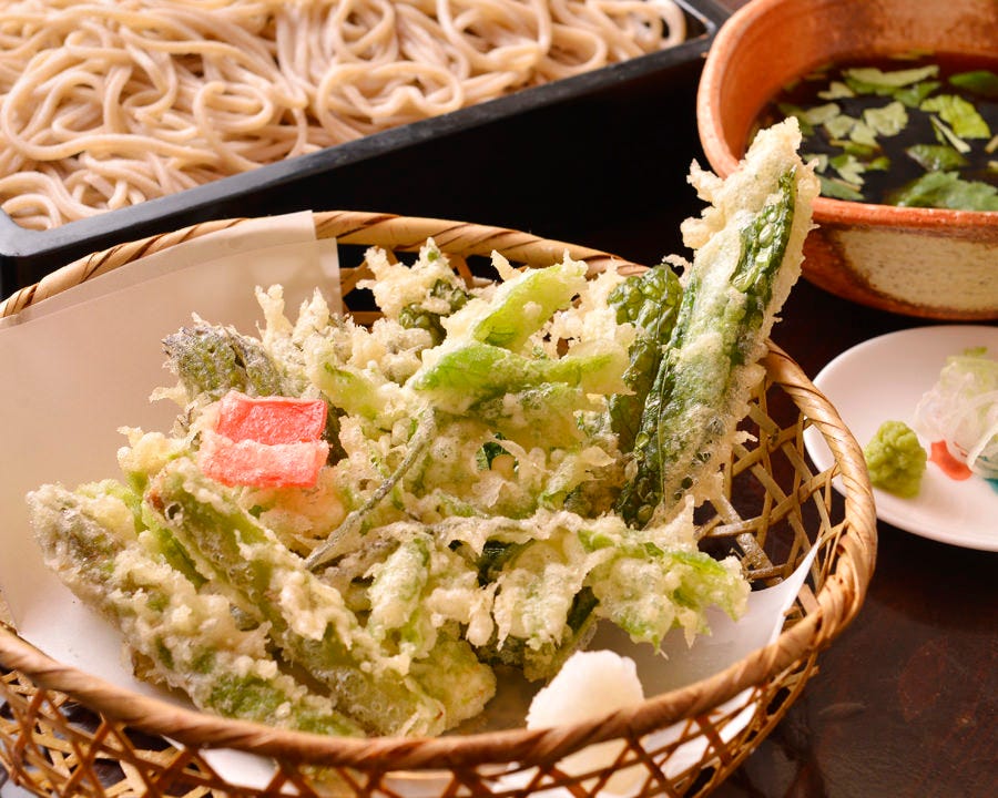 季節野菜の天ぷらと手打ちそばをご堪能下さい。