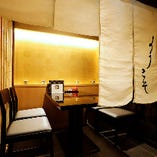 半個室〜4名様。竹格子と暖簾でお隣を気にせずお食事を楽しめます