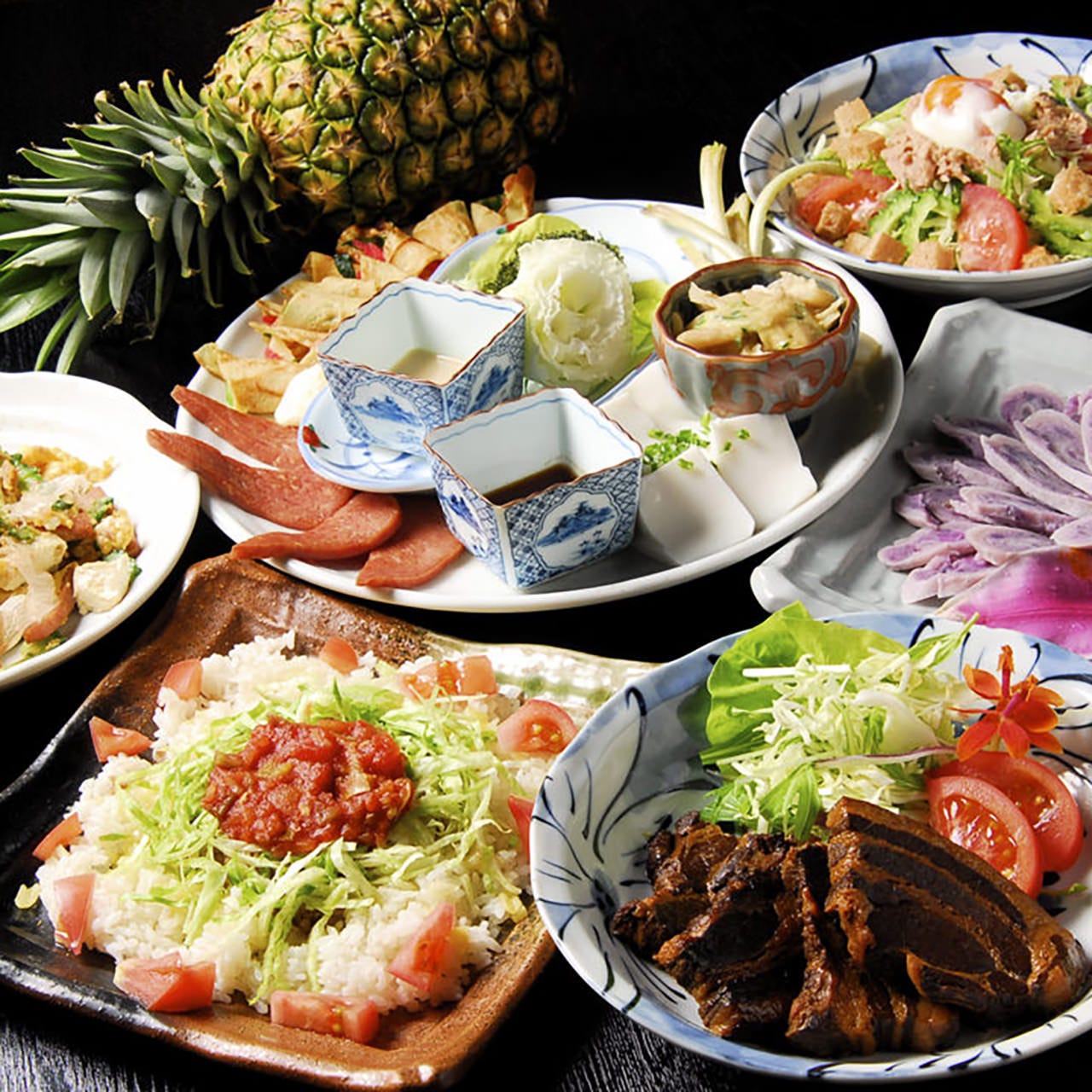 沖縄の定番料理が楽しめる各種コース。これであなたも島人♪