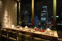 ガラス張り窓席と鏡張りの異空間のお部屋の２パターンご用意♪