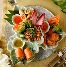 タイ前菜4種盛り合わせ～生春巻き・豚トロ肉のスパイス&ハーブ・海老のすり身揚げ・揚げ春巻き