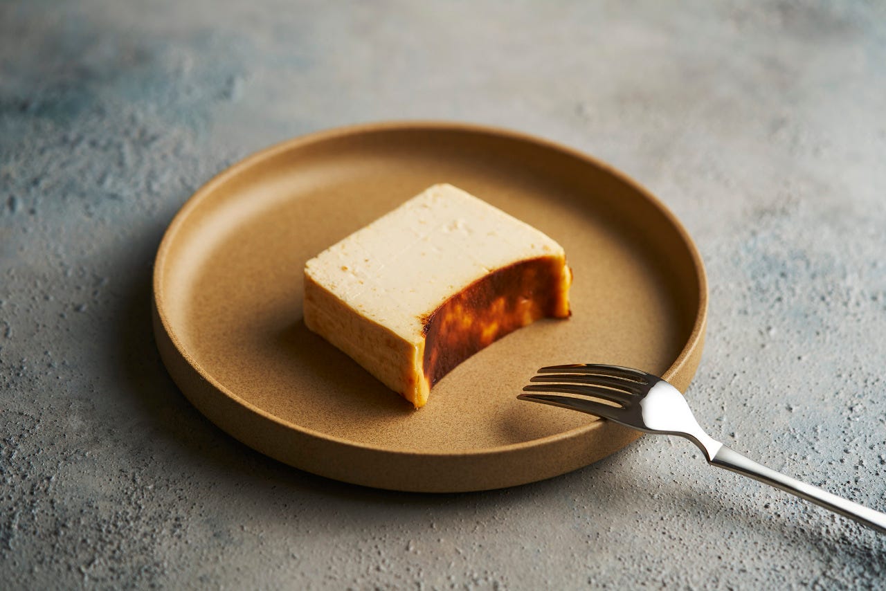 ベージュの皿に盛られた焼きレアチーズケーキ