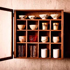 日本酒のワンダーランド 季節料理 九NINE_日本酒の管理は蔵元さんも驚く程の管理レベル。-5℃で貯蔵したり、熟成をしたり、オリジナル商品が飲むことが出来るのは、当店の強みです。
酒器や温度帯へのこだわりもしっかり考えて、提供させて頂いてます。お客様自身でチョコBOXから選ぶことが出来るのも特長です。