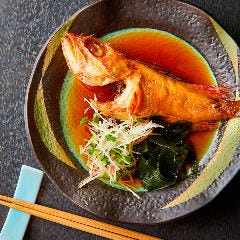 日本酒のワンダーランド 季節料理 九NINE_常連さんを含む多くのお客様が、その日仕入れの旬魚で作る煮魚メニューを愉しみにしてくださっています。『キンキの煮付』といった甘辛く芳ばしいものや、『いわしの生姜煮』のような爽やかなものなど、バリエーションも豊かな隠れた名物です。比較的早めの時間に完売してしまうことがあります。ご了承ください。