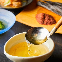 日本酒のワンダーランド 季節料理 九NINE_当店のメニューに欠かすことのできない要の食材は、枕崎産の鰹節粉と日高昆布から毎日とる「おだし」です。煮炊き物のベースは元より、調味料のようにも用いるまさに醍醐味となっています。看板メニューのおでんは、この澄んだおだしに薄口醤油やみりんなどを加えて仕上げているため、素材本来の色も鮮やかに表れています。