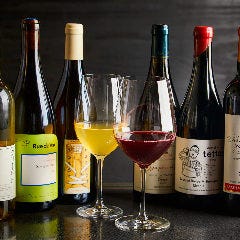 日本酒のワンダーランド 季節料理 九NINE_ワイン、ウイスキー、ジンなど、日本酒やビール以外も国内産にこだわっているのが特徴です。ワインは、赤/白それぞれである程度ワイナリーを固定し、その年の生産状況や出来栄えなどと照らしながら、良いものを仕入れています。『本日の日替りグラスワイン 赤 or 白』各830円からお試しください。
