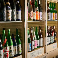 日本酒のワンダーランド 季節料理 九NINE_日本酒好きさん必見！目の前に並ぶ日本酒が圧巻のカウンター席（1〜8名様）