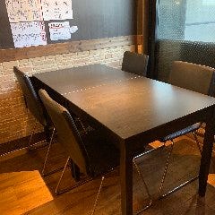お一人様から団体様まで!テーブル席(2名様×4卓 / 最大10名様前後) 日本酒のワンダーランド 季節料理 九NINE_お一人様から団体様まで!テーブル席(2名様×4卓 / 最大10名様前後)