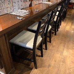 日本酒のワンダーランド 季節料理 九NINE_日本酒好きさん必見！目の前に並ぶ日本酒が圧巻のカウンター席（1〜8名様）