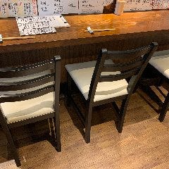 日本酒のワンダーランド 季節料理 九NINE_日本酒好きさん必見！目の前に並ぶ日本酒が圧巻のカウンター席（1〜8名様）