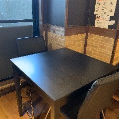 日本酒のワンダーランド 季節料理 九NINE_お一人様から団体様まで！テーブル席（2名様&times;4卓 / 最大10名様前後)