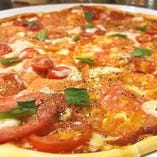 トマトとバジリコのピザ