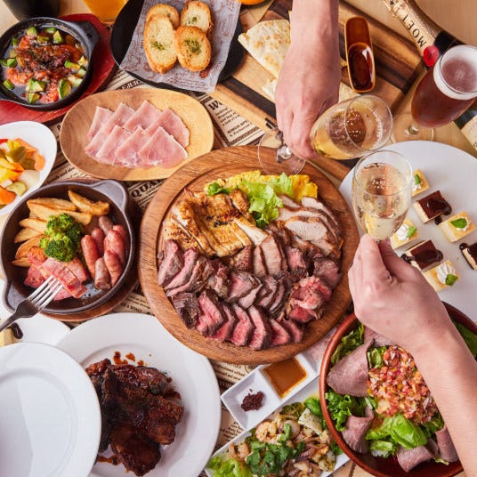 肉寿司チーズフォンデュ食べ飲み放題 リコピンモンスーン渋谷の料理が並んでいる様子