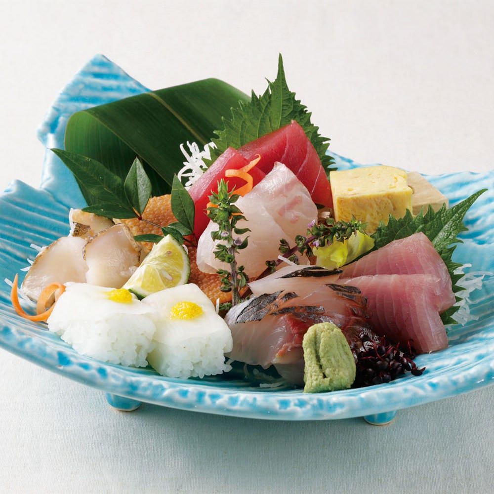青い器に数種類盛られたお刺身