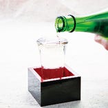 【酸度とは】日本酒の味の濃淡を判断する目安です。数値が高い程、辛口になる傾向ですが、濃醇なものは口当たりの辛さが和らぎ、逆に、日本酒度が低くても淡麗なものは辛く感じることがあります。
【日本酒度とは】日本酒の甘辛を判断する目安です。
＋(プラス)が大きい程辛口、ー(マイナス)が小さい程甘口です。