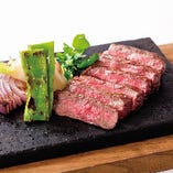 ◆炭火焼ステーキ◆
備長炭で焼いたジューシーな牛ステーキ！