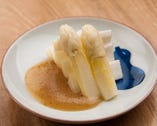 和辛子と酢を優しく利かせた酢味噌で季節の野菜や山菜を