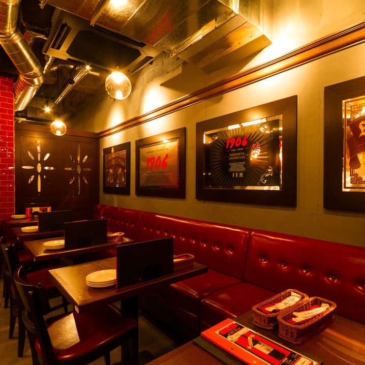 赤いソファー席が印象的なバル デ エスパーニャ グランビア イオン新浦安店の店内