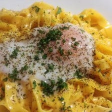 ウニと温泉卵のクリームソースクリームソース　モッチリーニ（モチモチ生パスタ）