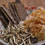 おでん出汁には、北海道産天然昆布や鮪節、鰹節、いりこなど、最高級の天然素材を贅沢に使用