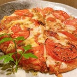 モッツァレラチーズトマトのピザ　バジル風味