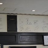 壁には来店された選手のサインが。