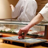 職人の磨き上げた技で握るお寿司をぜひご堪能ください