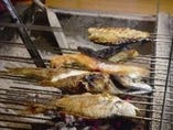 伊東港からの魚は、専用の焼き台で炭火でこんがり焼き上げます