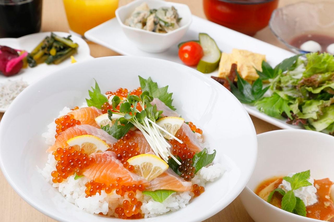 たくさんの小鉢に囲まれた絹姫サーモンといくらの親子丼