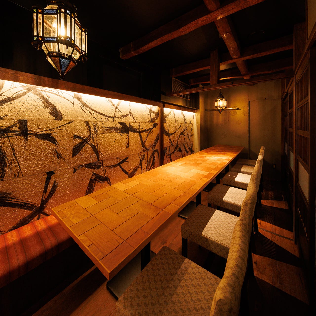 和のあしらいが温かみのあるテーブル席の内観