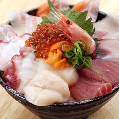 丼からはみ出る豪快さ!豪華海鮮丼はネタの種類豊富でお得◎